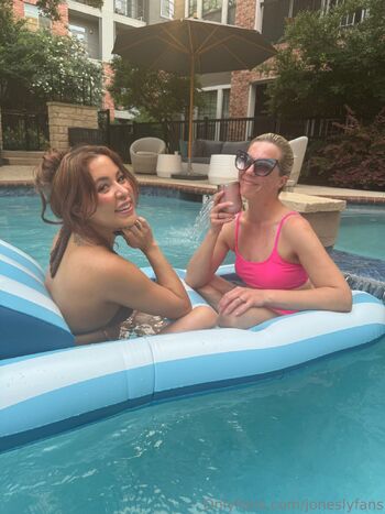 Michael and Lindsay Jone / joneslyfans nude photo #6