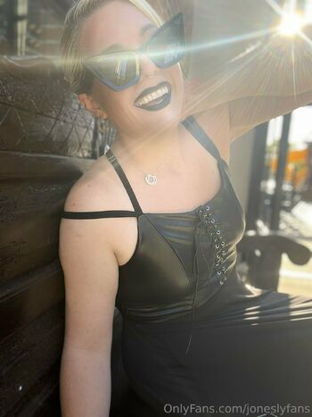 Michael and Lindsay Jone / joneslyfans nude photo #9