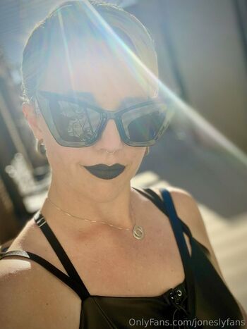 Michael and Lindsay Jone / joneslyfans nude photo #10