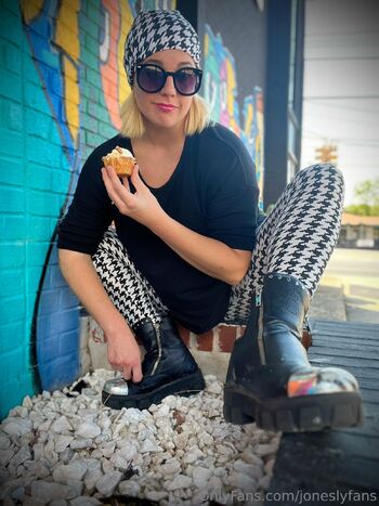 Michael and Lindsay Jone / joneslyfans nude photo #13