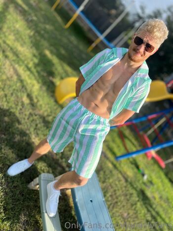 Michael and Lindsay Jone / joneslyfans nude photo #19