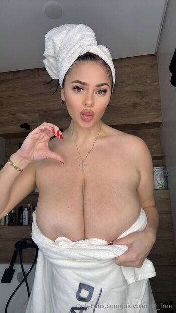 Marina_BIG BOOBS FREE / juicyblonde_free nude photo #19