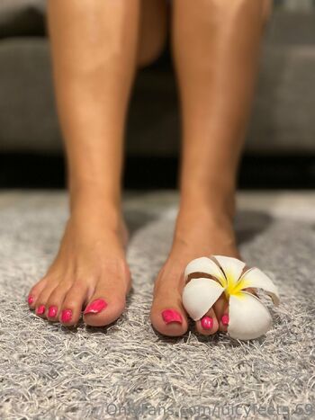 Juicy Victori / juicyfeets.69 nude photo #13