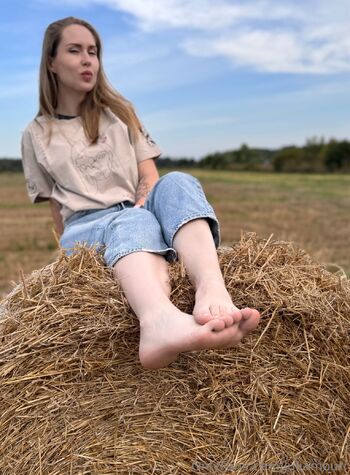 Juli Amou / juliamourr nude photo #4