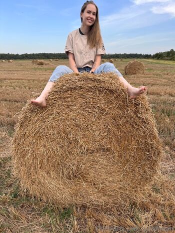 Juli Amou / juliamourr nude photo #6