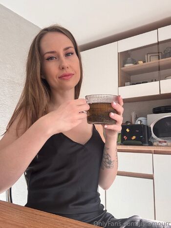 Juli Amou / juliamourr nude photo #35