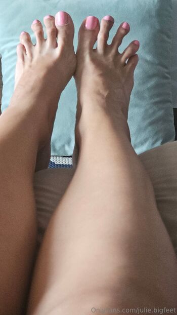 Julie Big Feet VI / julie.bigfeet / juliebigfeet nude photo #1