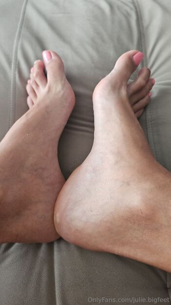 Julie Big Feet VI / julie.bigfeet / juliebigfeet nude photo #4