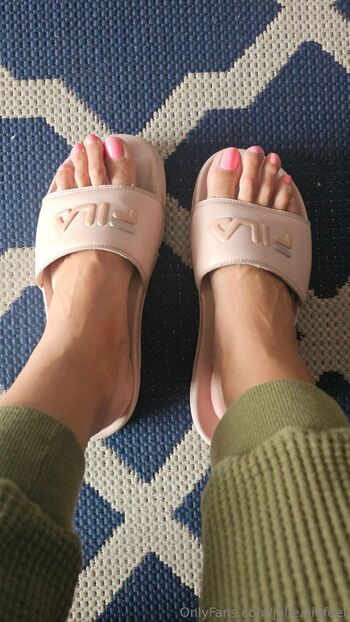 Julie Big Feet VI / julie.bigfeet / juliebigfeet nude photo #15