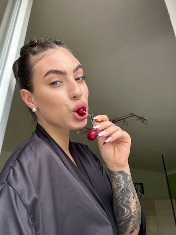 Adel / justadela nude photo #4