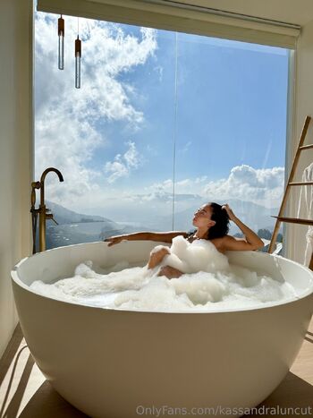 K. Le / kassandraluncut nude photo #7