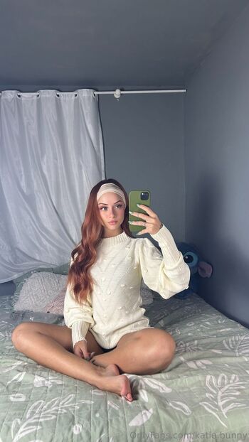Katie (18yo / katie.bunny nude photo #9