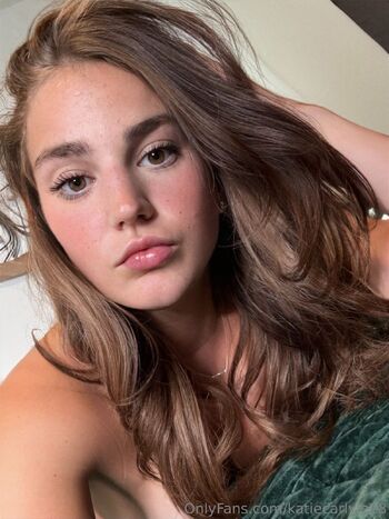 katie / katiecarlyle18 nude photo #4