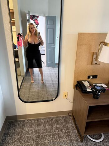 Katrina Thicc FRE / katrinathiccfree nude photo #9