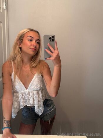 Kelsey (19 yo / kelseyblu nude photo #4