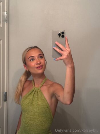 Kelsey (19 yo / kelseyblu nude photo #13