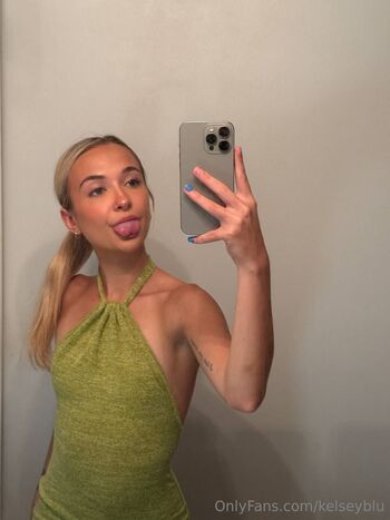 Kelsey (19 yo / kelseyblu nude photo #14