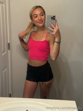 Kelsey (19 yo / kelseyblu nude photo #16