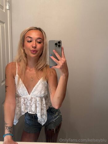 Kelsey (19 yo / kelseyblu nude photo #17