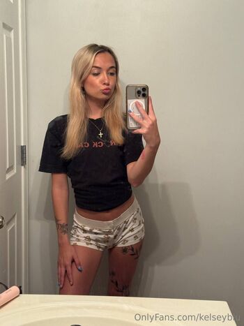 Kelsey (19 yo / kelseyblu nude photo #18