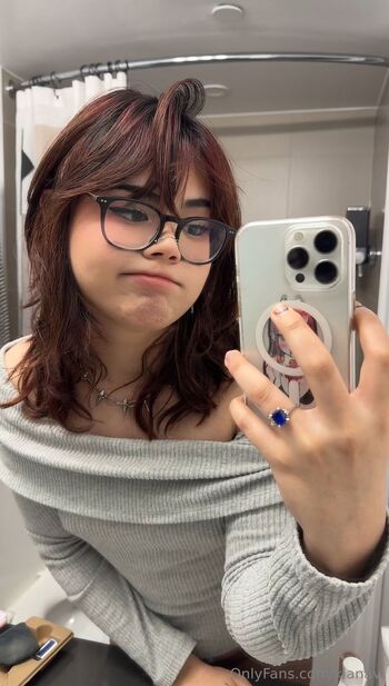 Kiyana V / kianavi / slayzkiana / kiyanavi nude photo #1