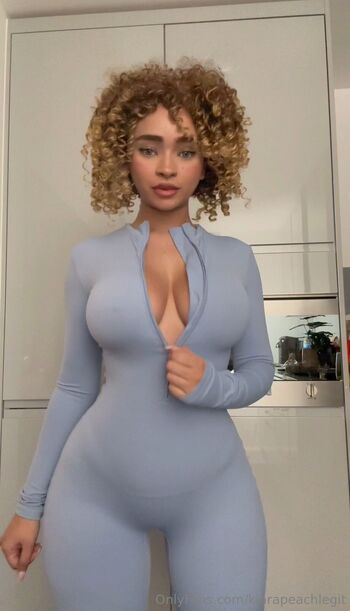 Kiara / kiarapeachlegit nude photo #6