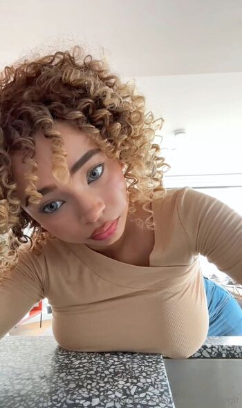 Kiara / kiarapeachlegit nude photo #9