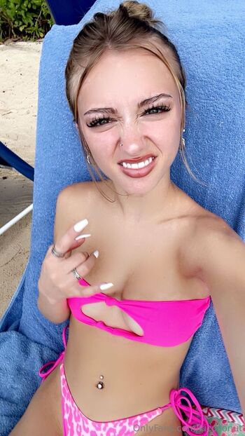 OnlyFans / kieracoconut nude photo #12