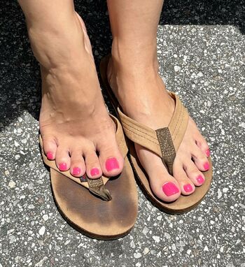 Kim Kisses / kim_kisses_foot_goddess nude photo #2