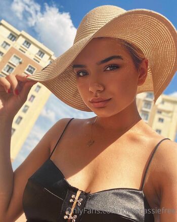 KitttieCassieeFre / kittiecassiefree nude photo #3