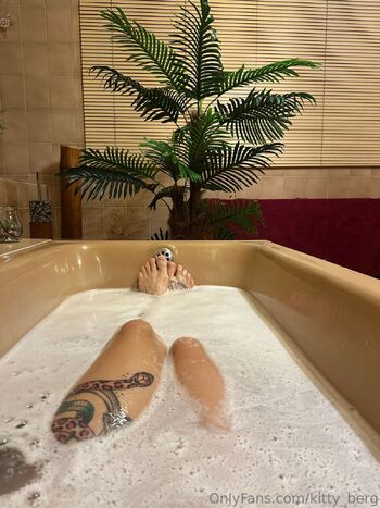 Kitty Berg climbe / kitty_berg / beerg.kitty nude photo #1