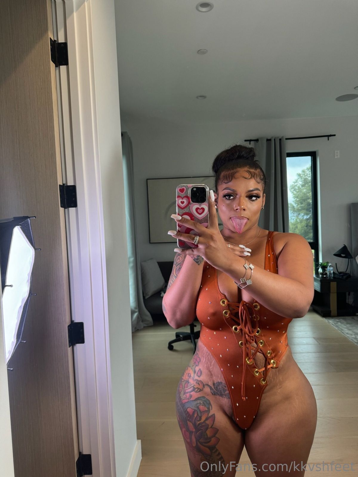 KKVS / kkvshfeet nude photo #12