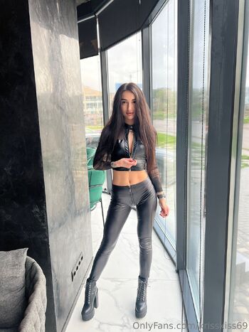 Kriss Kiss / krisskiss69 nude photo #20