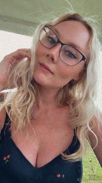 KrispyKrem / kristinaann1031 nude photo #2