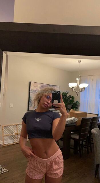 kyli / kyliezion nude photo #1