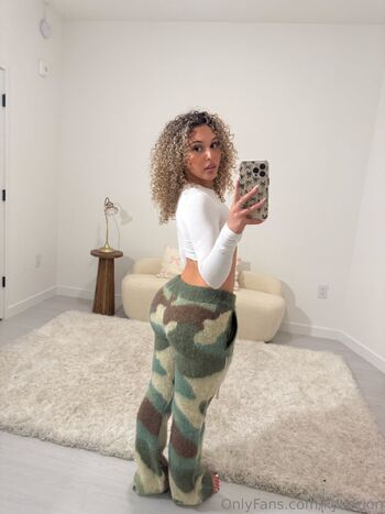 kyli / kyliezion nude photo #14