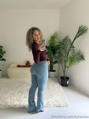 kyli / kyliezion nude photo #17