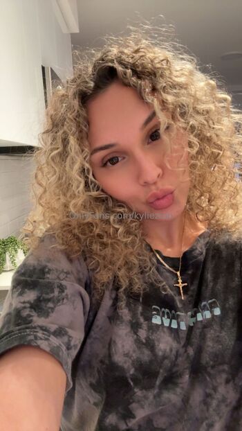 kyli / kyliezion nude photo #21
