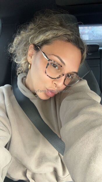 kyli / kyliezion nude photo #22