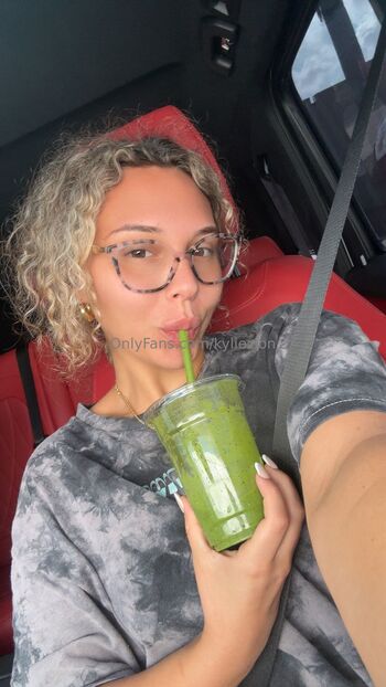 kyli / kyliezion nude photo #25