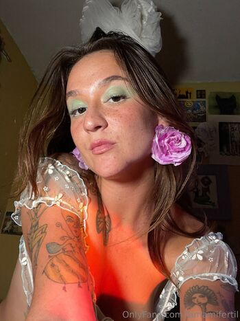 Allegra / lamamifertil nude photo #2