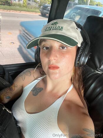 Allegra / lamamifertil nude photo #8