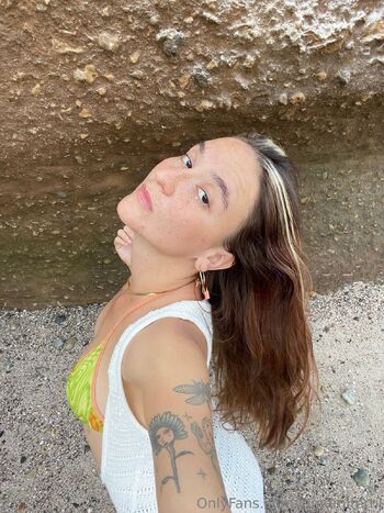 Allegra / lamamifertil nude photo #20