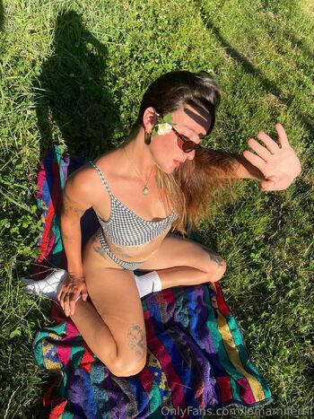 Allegra / lamamifertil nude photo #22