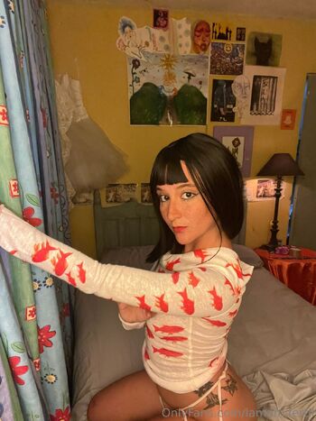 Allegra / lamamifertil nude photo #36