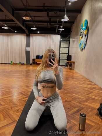 Laura / laura.caroline nude photo #3