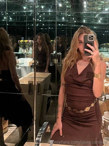 Laura / laura.caroline nude photo #4