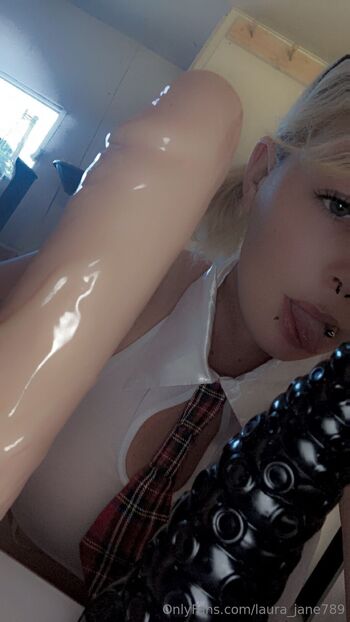 Emaleigh / laura_jane789 nude photo #6