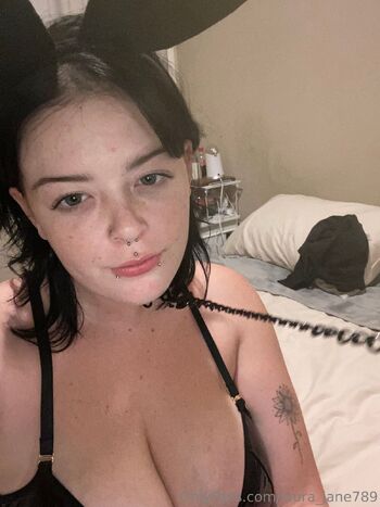 Emaleigh / laura_jane789 nude photo #17