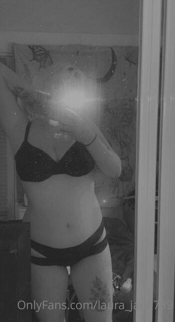 Emaleigh / laura_jane789 nude photo #32